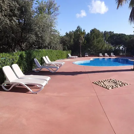 Paisible A Avec Piscine Partagee