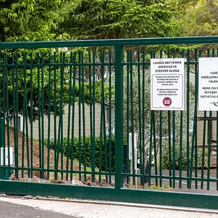 Paisible A Avec Piscine Partagee